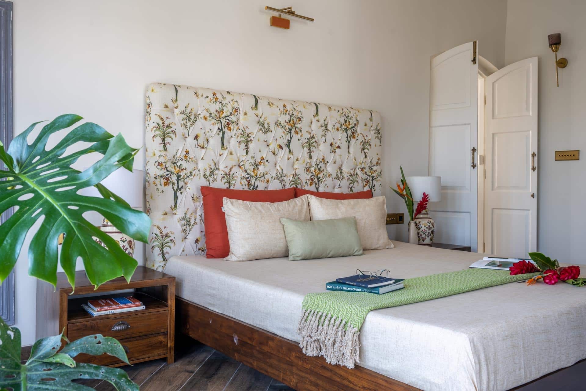 Bedroom with botanical headboard (Isprava Villa Sobreda)